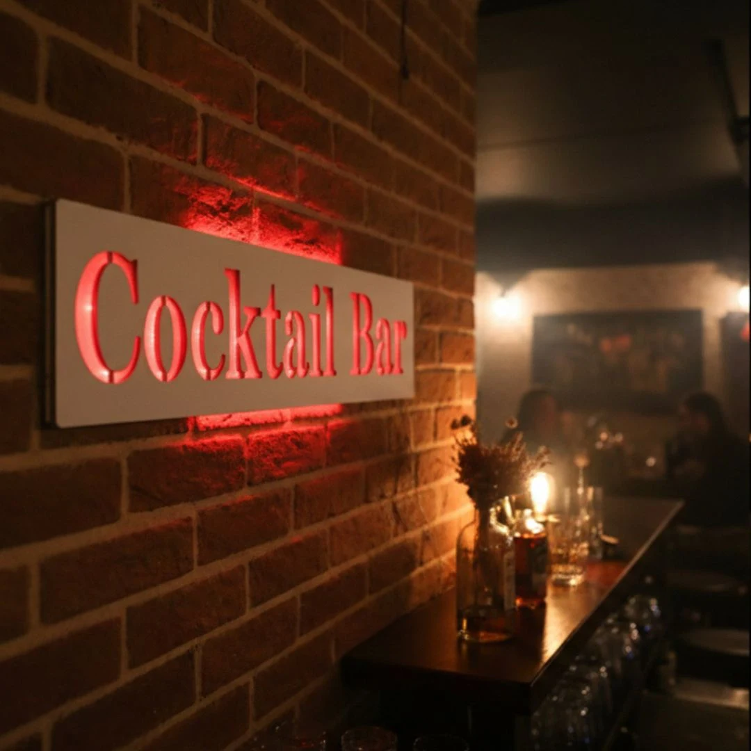 Insegna Cocktail Bar con illuminazione rossa