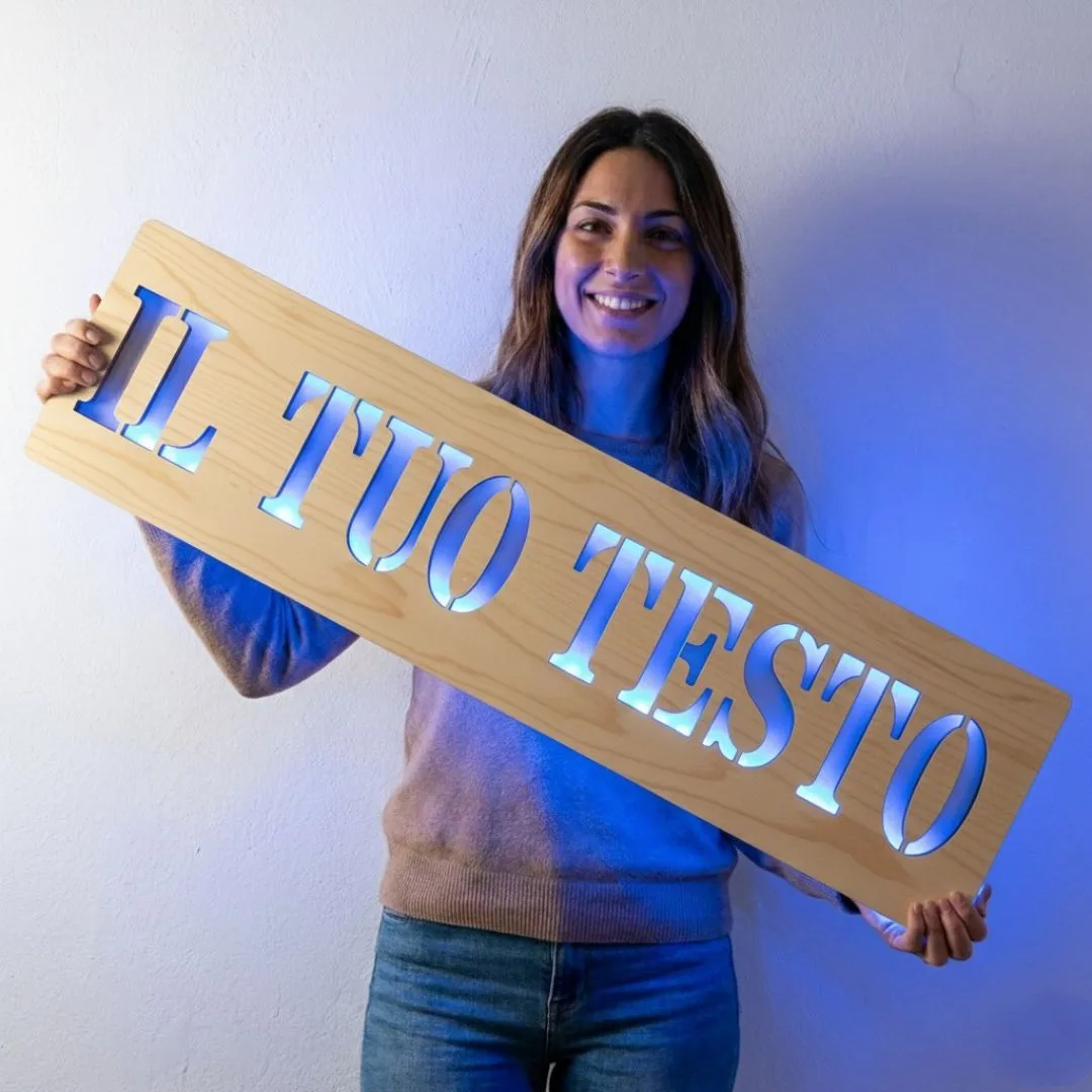Idea d’ambiente: insegna Casa dolce casa su una parete del soggiorno